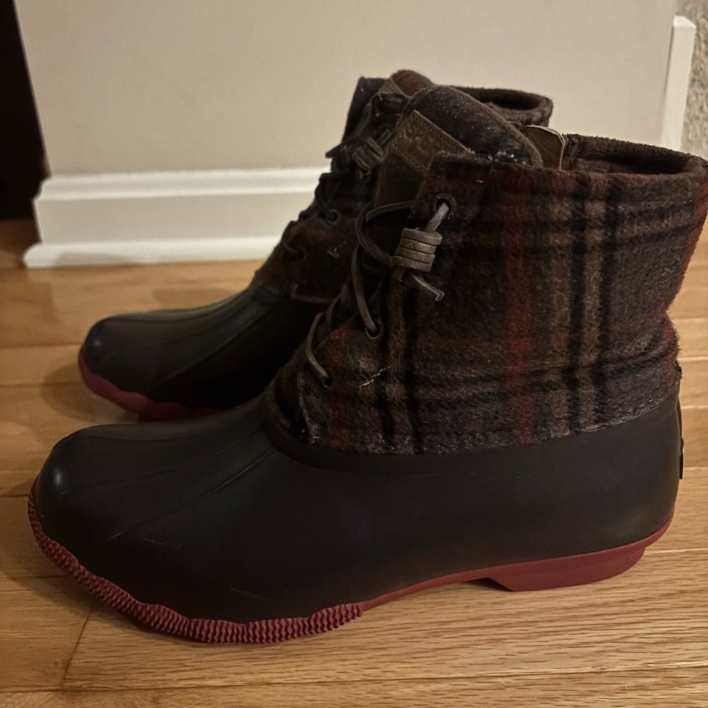 Sperry Women's Black and Plaid Winter Boots